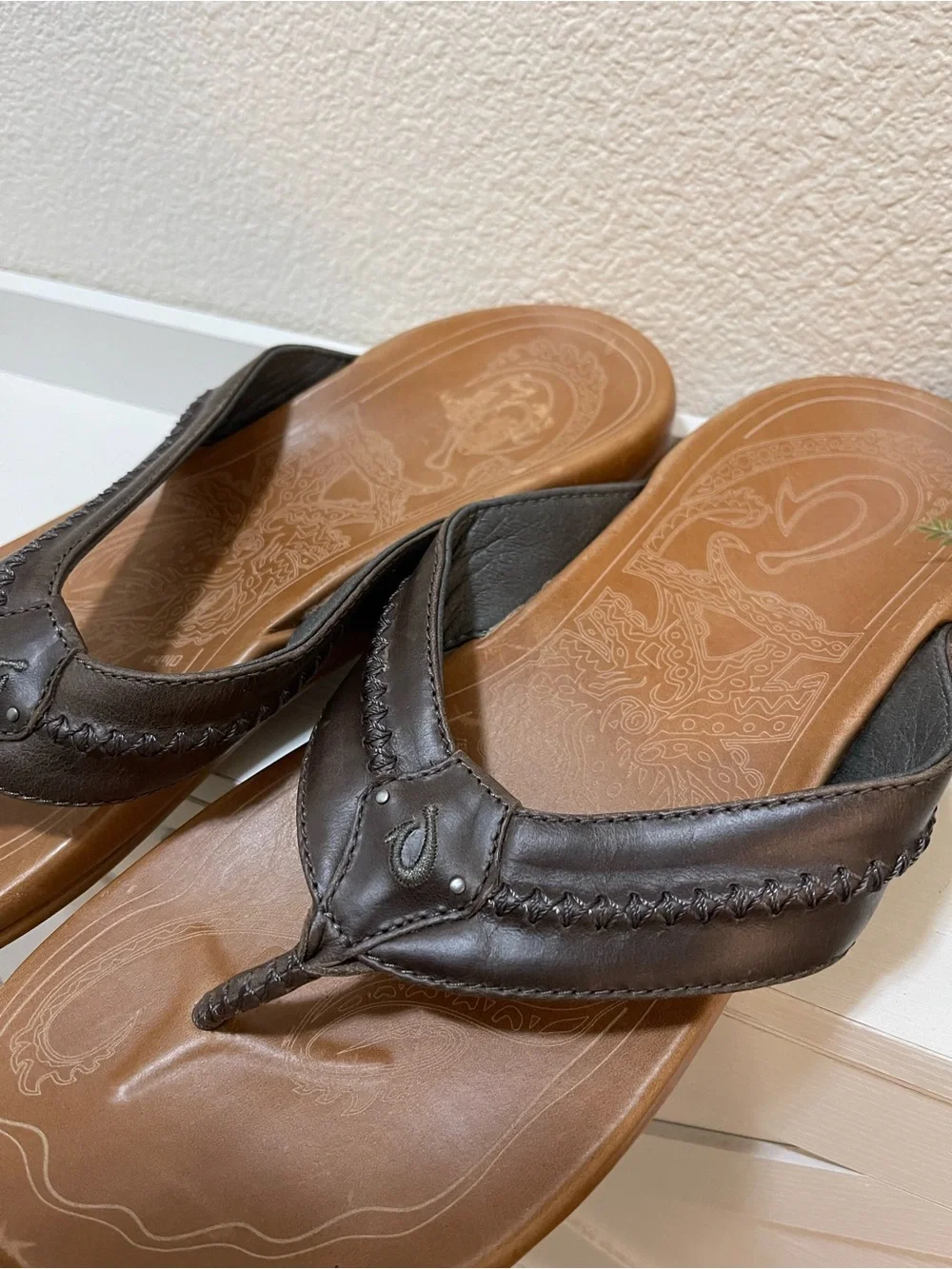 OluKai Mea Ola Leather Flip-Flop Sandals